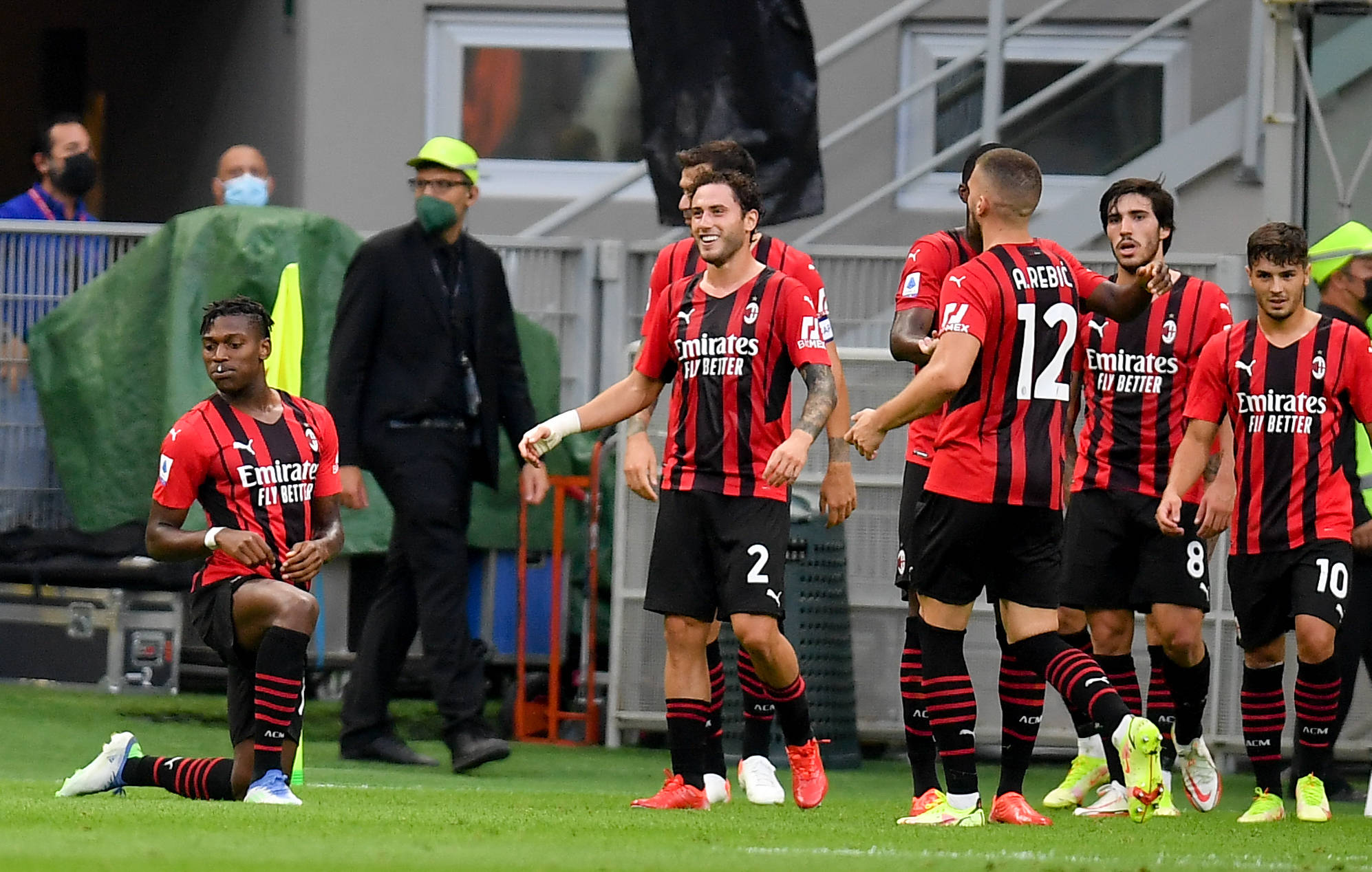 足坛悲喜夜！拜仁曼城齐齐绝杀意甲西甲榜首易主巴萨31超皇马（足坛起伏之夜：拜仁曼城读秒绝杀，意甲西甲榜首更迭，巴萨3-1反超皇马）