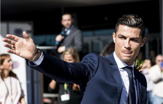 曼联、利物浦近五轮各1胜，英超积分榜曼联积22分，领先利物浦。（英超近五轮曼联与利物浦各仅一胜，曼联22分暂压利物浦）